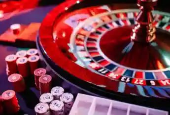 Layar pengaturan keamanan funbet77 menampilkan autentikasi dua faktor dan kontrol notifikasi
